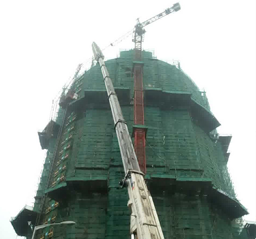 岳阳吊车在工地上作业